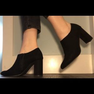 Trendy Black Suede Heels